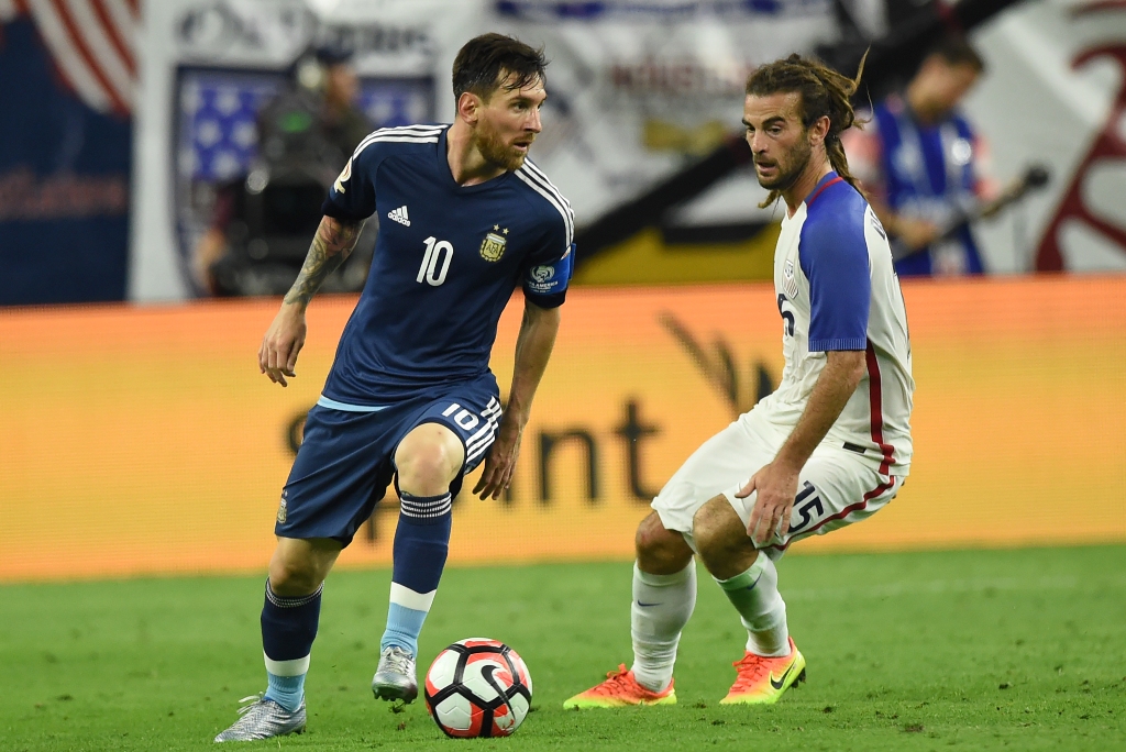Lionel Messi (kiri) memimpin Argentina menang atas AS dengan skor 4-0 (Mark RALSTON / AFP)