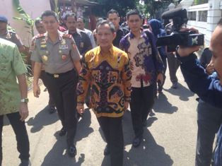 Komjen Tito Sambut Komisi III di Rumah Tanpa Persiapan