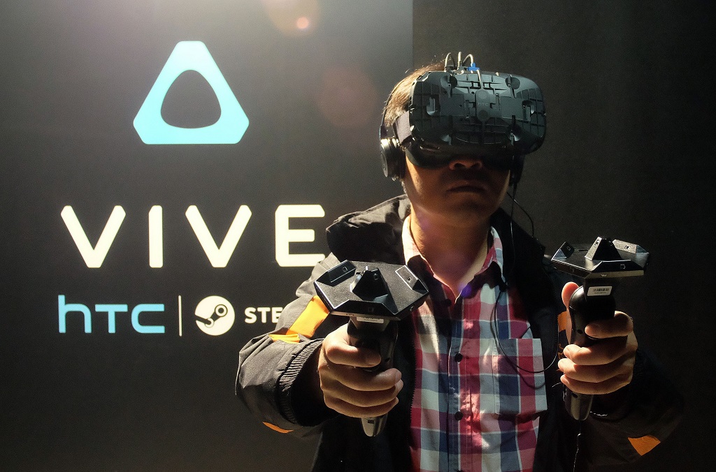 Seorang fan mencoba HTC Vive. (AFP PHOTO / Sam Yeh)