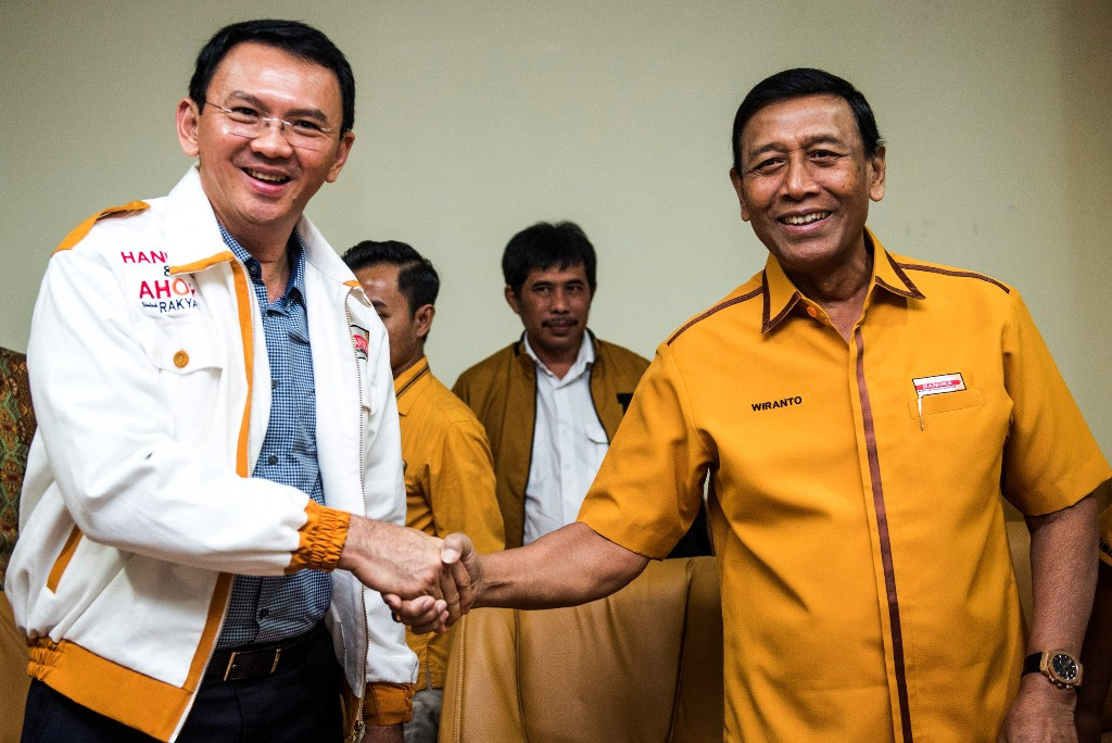 Gubernur DKI Jakarta Basuki Tjahaja Purnama (kiri) berjabat tangan dengan Ketua Umum Partai Hanura Wiranto (kanan). (ANT/M Agung Rajasa)