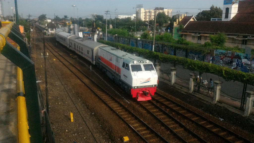 Rangkaian kereta api melintas di Yogyakarta. (Metrotvnews.com/Patricia Vicka)