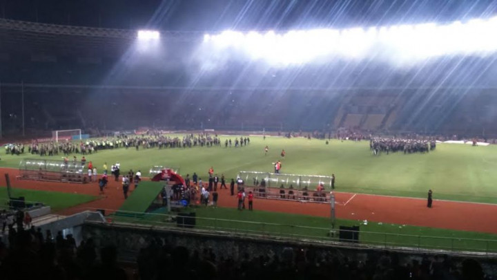 Rusuh Suporter, Laga Persija vs Sriwijaya Dihentikan