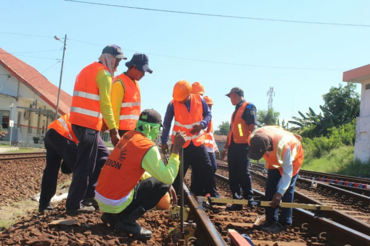 Jalur Kereta Rawan Longsor Diawasi 24 Jam