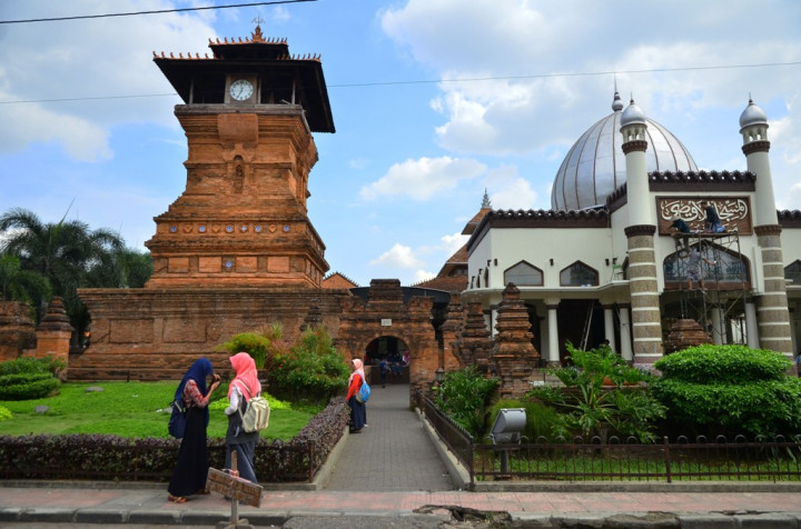 Siar Jafar Sodik, Gapura Candi, dan Pantangan Sapi