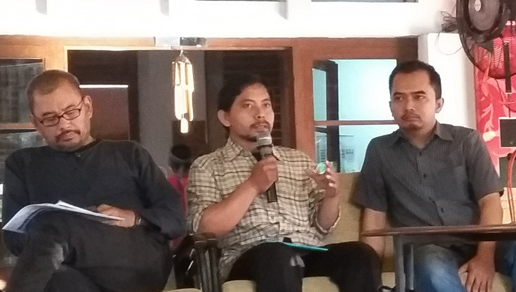 Eko Teguh Pripurno (kiri) dan Direktur Walhi Yogyakarta, Halik Sandera (tengah). Foto: Metrotvnews.com/Ahmad Mustaqim