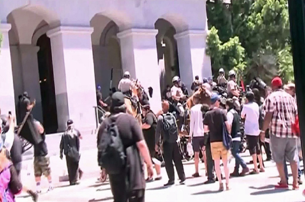 Penusukan terjadi dalam acara pawai neo-Nazi di Sacramento, California, 26 Juni 2016. (Foto: CBS)