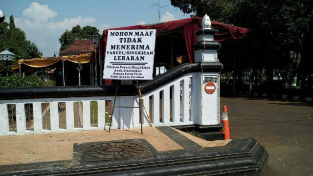 Pasang Plang Besar di Depan Rumah Dinas, Bupati Yoyok Tolak Parscel