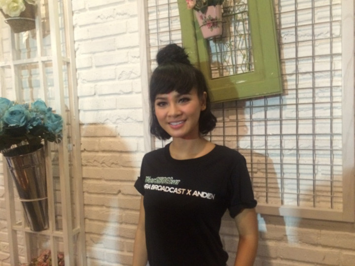 Andien Kumpulkan Sepatu untuk Para Pengidap Kanker