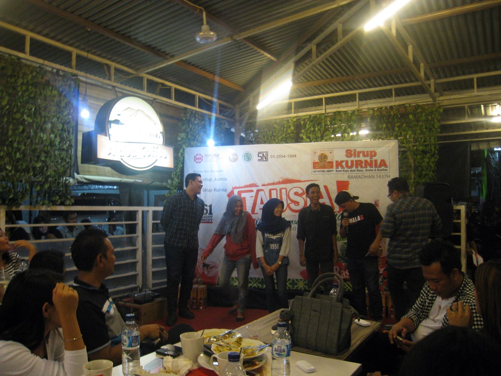 Tausia merupakan acara yang digagas Sirup Kurnia.