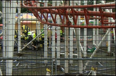 Rollercoaster Keluar Jalur di Taman Bermain, 10 Terluka