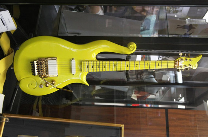 Gitar Ikonik Mendiang Prince Terjual Seharga Rp1,8 M