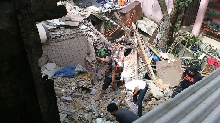 Rumah Berlantai 2 Tiba-tiba Ambruk di Bogor