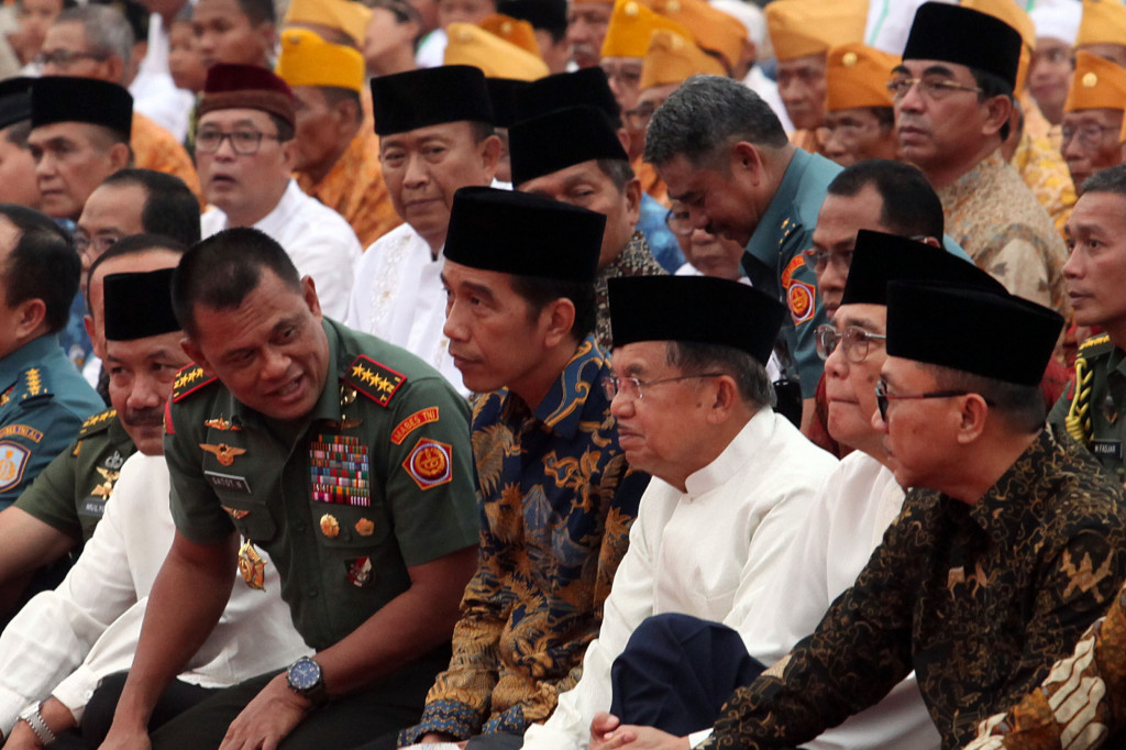 Presiden Joko Widodo (ketiga dari kiri), Wapres Jusuf Kalla (keempat dari kanan), Mantan Wapres Try Sutrisno (kedua dari kanan), Panglima TNI Gatot Nurmantyo (kedua dari kiri), Kapolri Badrodin Haiti (kiri) dan Ketua MPR Zulkifli Hasan (kanan), mengikuti 