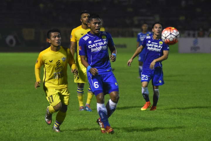 Ditumbangkan Persegres, Persib Terbenam di Posisi ke-12 Klasemen