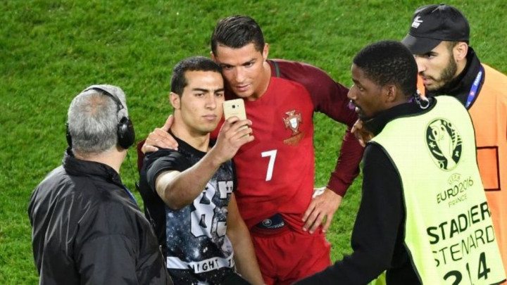 UEFA Batal Sanksi Portugal Terkait <i>Selfie</i> Ronaldo