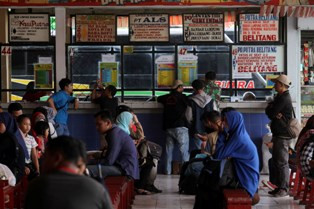 Pemudik Pelan-pelan Serbu Kampung Rambutan