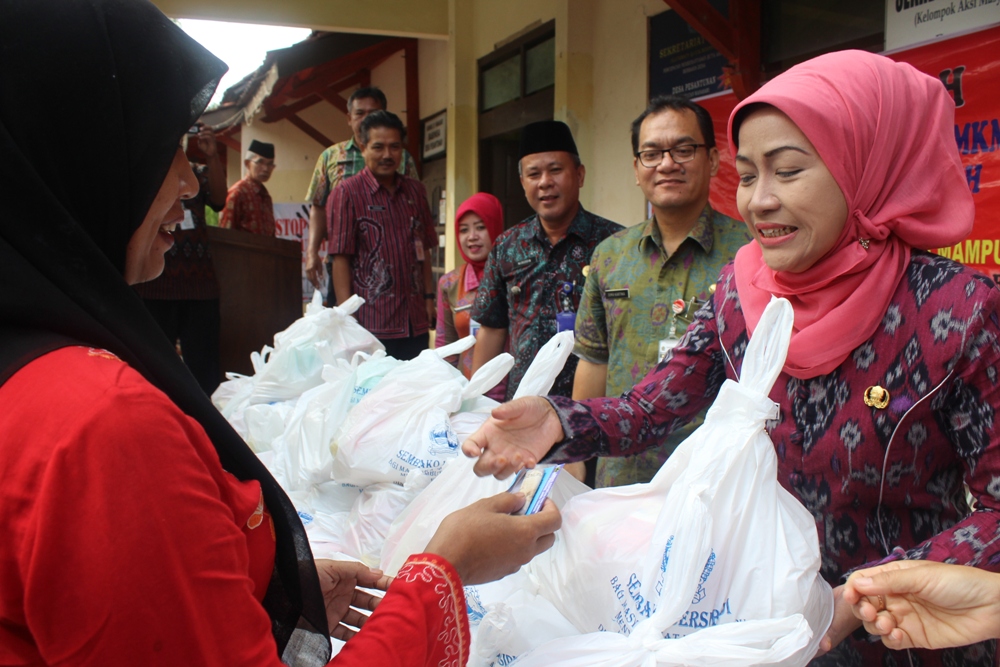 Bupati Brebes Idza Priyanti (kanan) melayani masyarakat kurang mampu di Pasar Murah yang digelar Pemprov Jateng di Kecamatan Wanasari, Selasa (28/6/2016). (Metrotvnews.com/Kuntoro Tayubi)