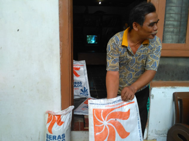 Kualitas Buruk, Warga Kembalikan Beras Sejahtera