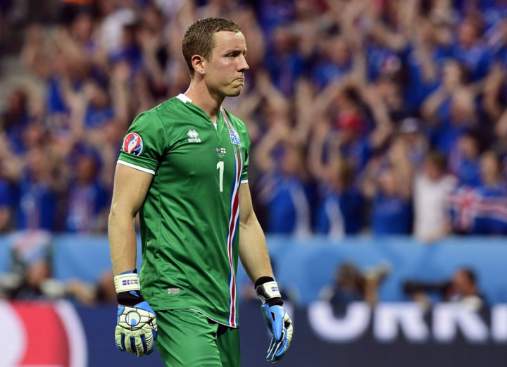 Skuat Bertabur Bintang Inggris Dikalahkan Dokter Gigi dan Sutradara Film