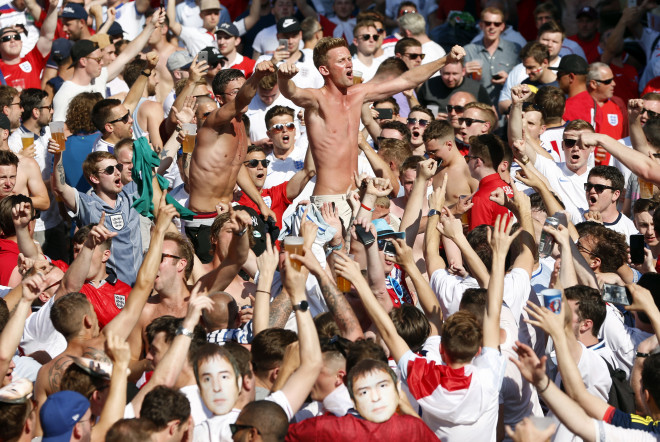 Fan Inggris sebelum laga vs Islandia.(Foto:AFP)