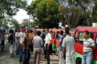 Angkot Dilarang Angkut Penumpang di Depan Stasiun