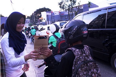 HijUP dan Dompet Dhuafa Bagikan Ribuan Takjil