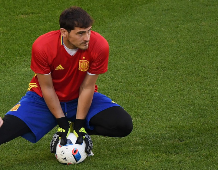 Lewat Cuplikan Film Rambo, Casillas Isyaratkan Pensiun dari Timnas