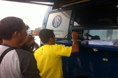 Mobil BI di Rest Area Cipali 'Diserbu' Pemudik