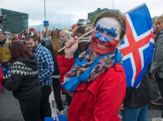 Senyum kemenangan Fan Islandia. (Foto:AFP)