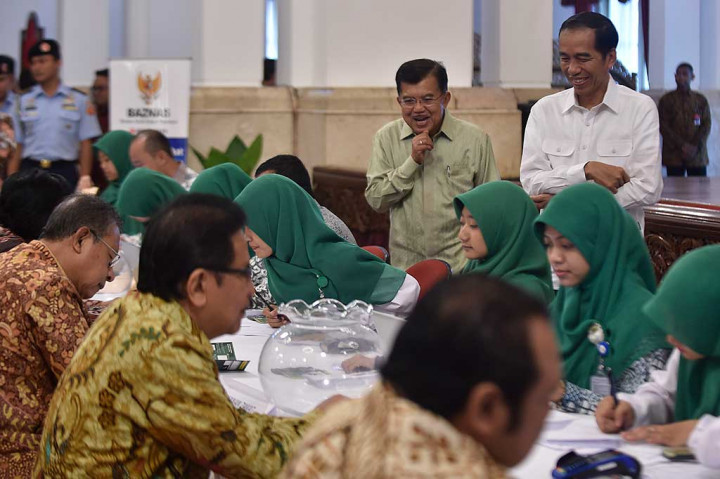 Menteri Kabinet Kerja Bayar Zakat di Istana Negara