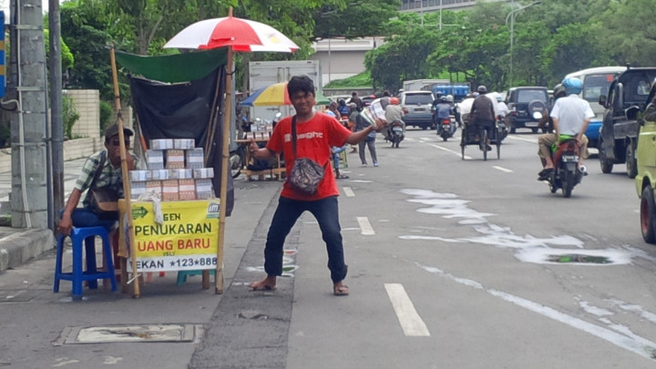 Penukar Uang Raup Laba Rp250 Ribu Per Hari