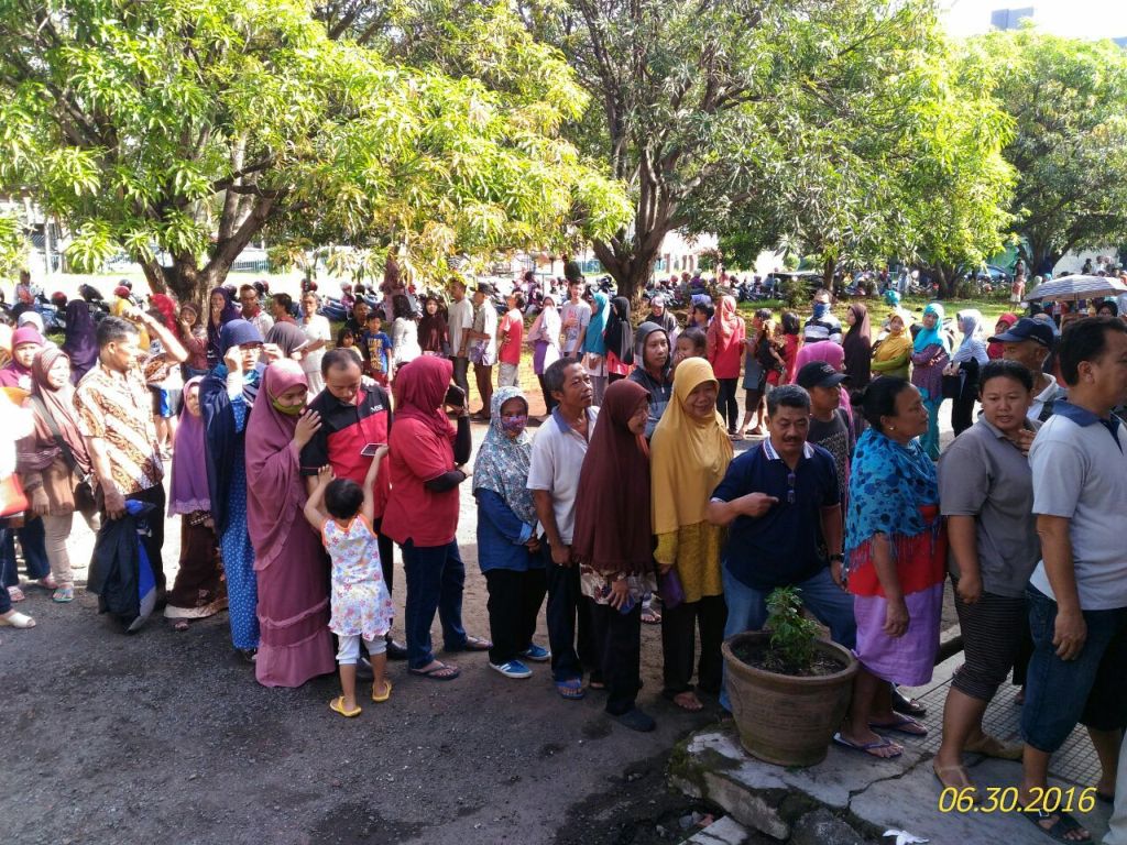 Ratusan warga Cirebon antre untuk membeli daging sapi seharga Rp80 ribu per kg (Foto: MTVN/Ahmad Rofahan)