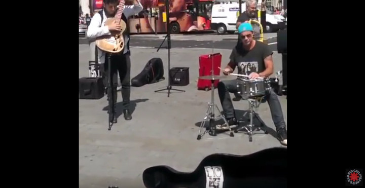 Drummer Red Hot Chili Peppers Tampil Bersama Pengamen London