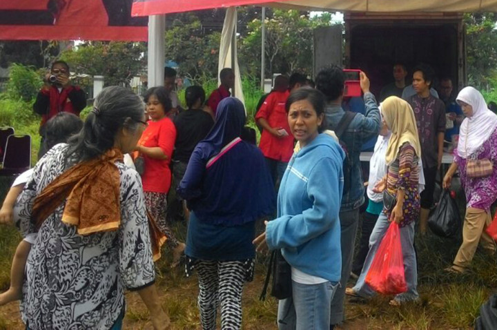 Warga Lenteng Agung Serbu Daging dari Pasar Murah