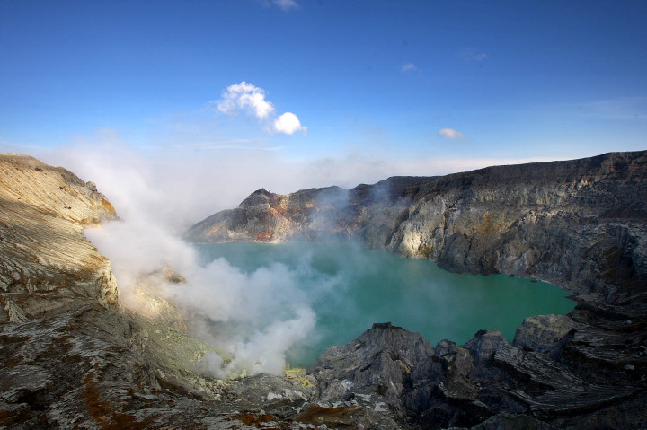 Ada Api Biru di Ujung Jawa Timur