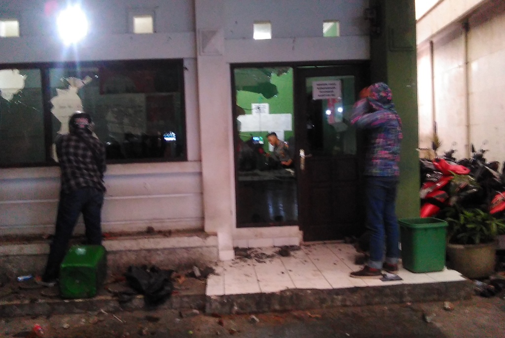 Kaca kantor Satpol PP Bandung Pecah dilempari batu oleh PKL. Foto: Metrotvnews.com/Octa