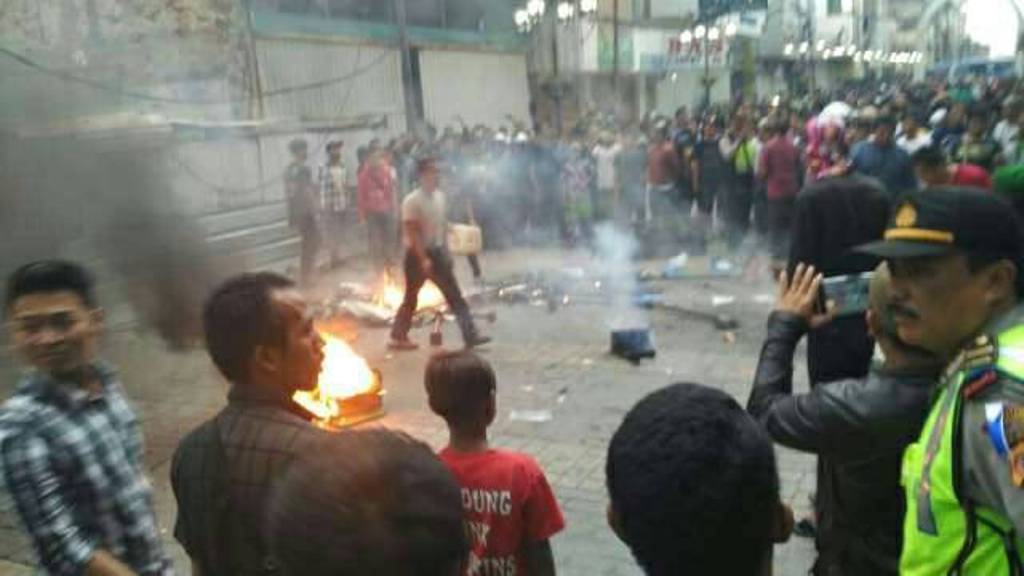 Ratusan massa saat menyerang kantor 2 Satpol PP Bandung. Foto: Metrotvnews.com/Octa