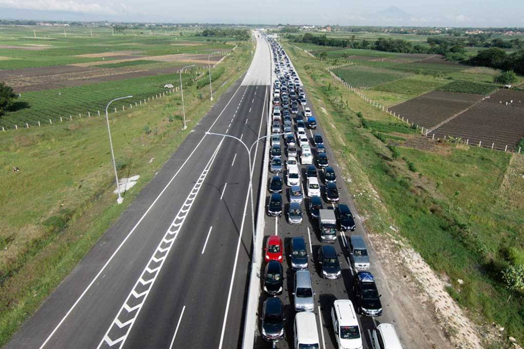 Antrean kendaraan di Tol Pejagan ke arah pintu keluar Tol Bulakamba, Brebes, Jawa Tengah, Jumat (1/7/2016)/ANTARA/Rosa Panggabean