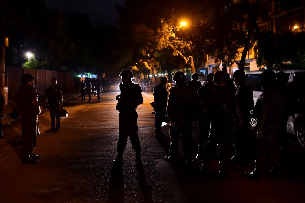 Polisi Bangladesh berjaga-jaga di sekitar lokasi penembakan (Foto: AFP)