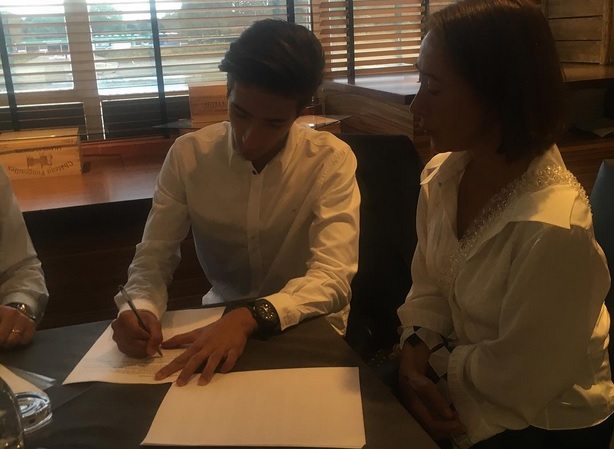 Jose Mario Junior sedang menandatangani kontrak dengan akademi Fulham (Foto: Instagram)