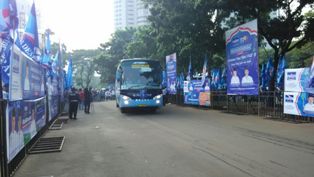 Bus Mudik Partai Demokrat Kecelakaan di Tol Cikampek