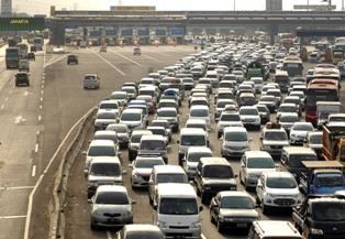 Gerbang Tol Cikarang Utama Mulai Dipadati Kendaraan Pemudik