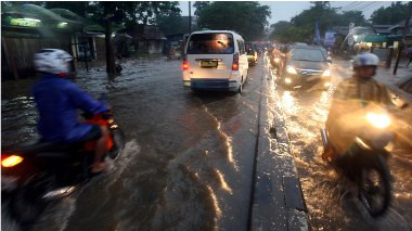 Diguyur Hujan, Pohon Tumbang Hingga Kecelakaan Beruntun Terjadi di Jakarta