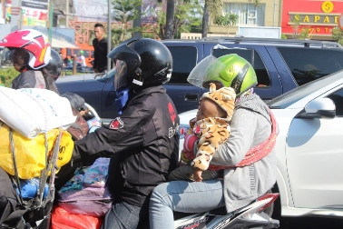 Wajah Polos Pemudik Cilik di Jalur Pantura