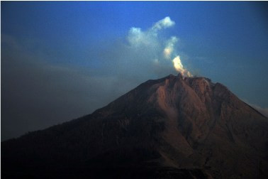 Medan Dihujani Abu Vulkanik Tipis Gunung Sinabung