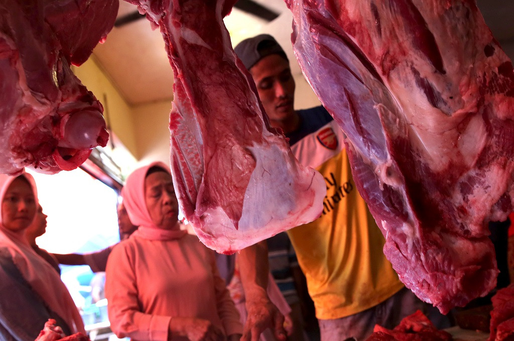 Warga membeli daging sapi di Aceh, Ant - Irwansyah Putra