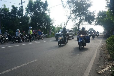 Lintasan Kereta Akibatkan Macet di Jalur Mudik Surabaya-Madiun