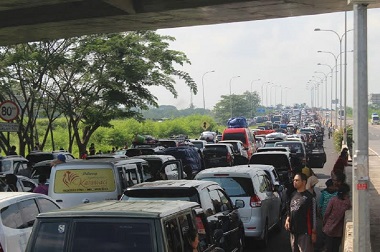 Siang Ini, Antrean Kendaraan Memanjang dari Brebes hingga Tol Kanci