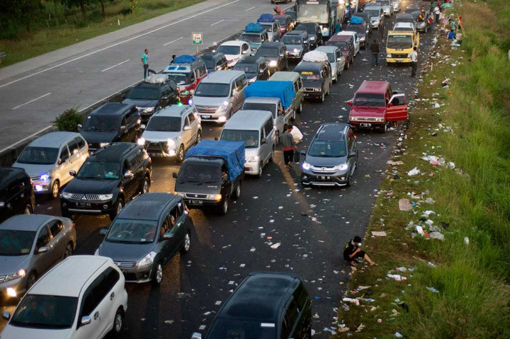 Sampah Berserakan di Tol Pejagan