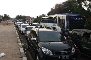 Polres Jemput Bocah Demam yang Terjebak Antrean Kendaraan